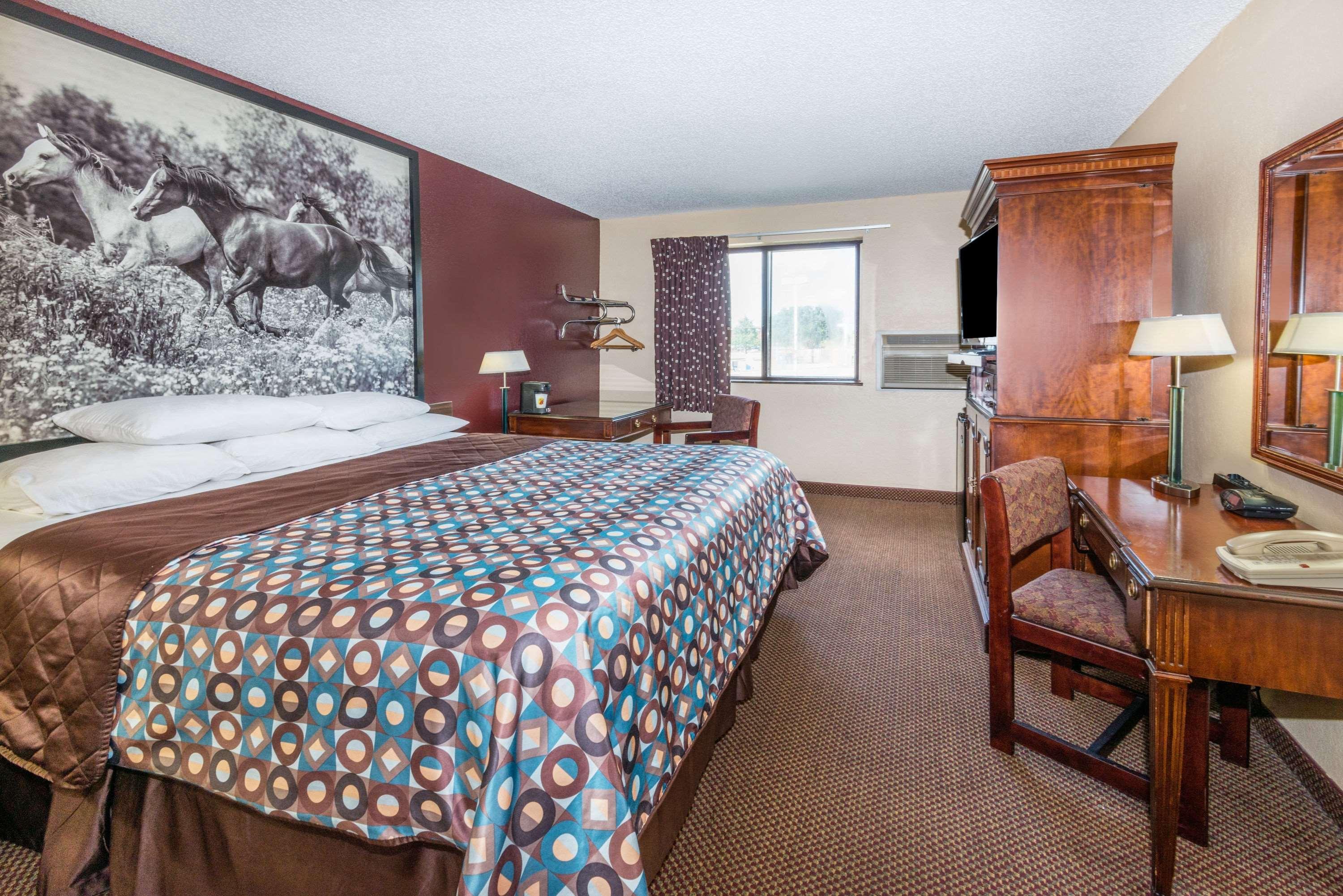 Super 8 By Wyndham Kansas City At Barry Road/Airport Exterior foto